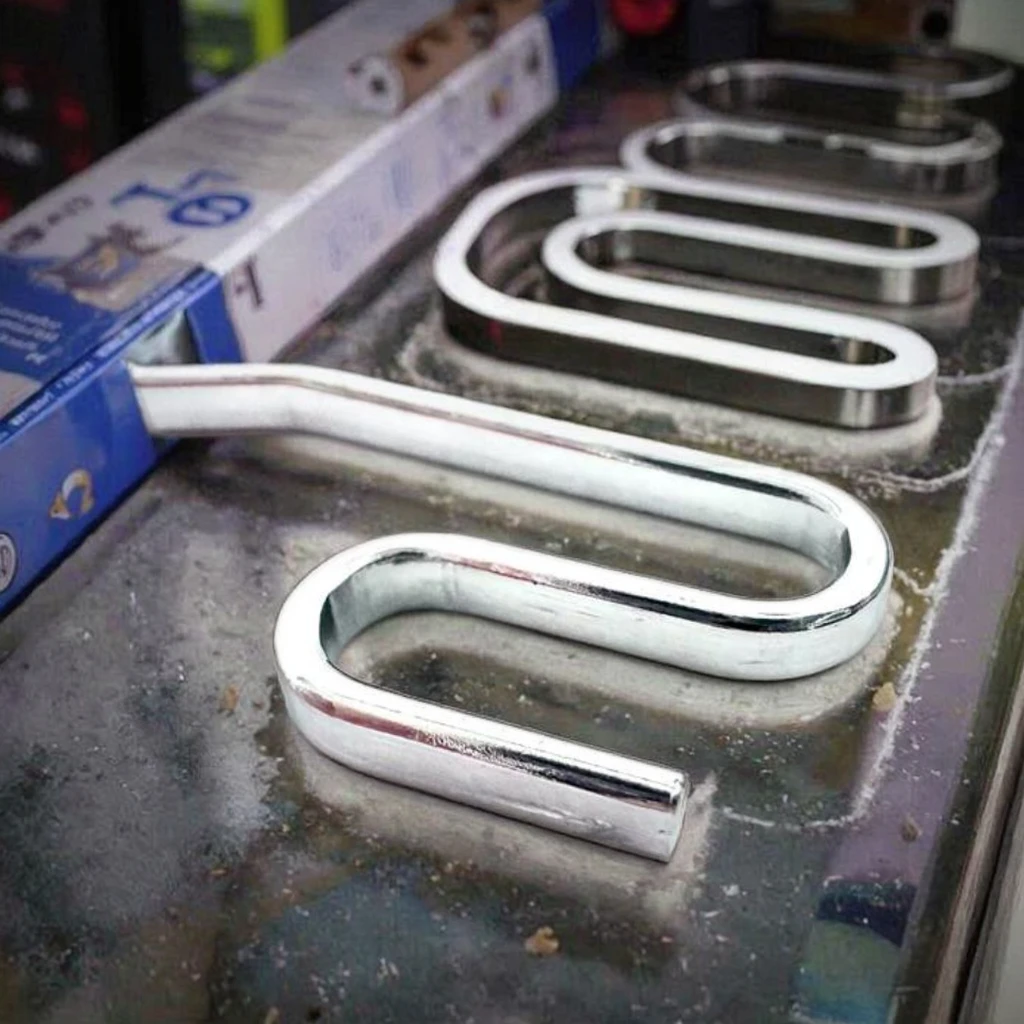 ตะขอเกี่ยวรูปตัว S แบบพิเศษจากผู้ผลิต ทำจากสแตนเลส พร้อมลวดเหล็กกล้าคาร์บอนชุบสังกะสี คุณสมบัติหมุนได้ ดัดงอได้