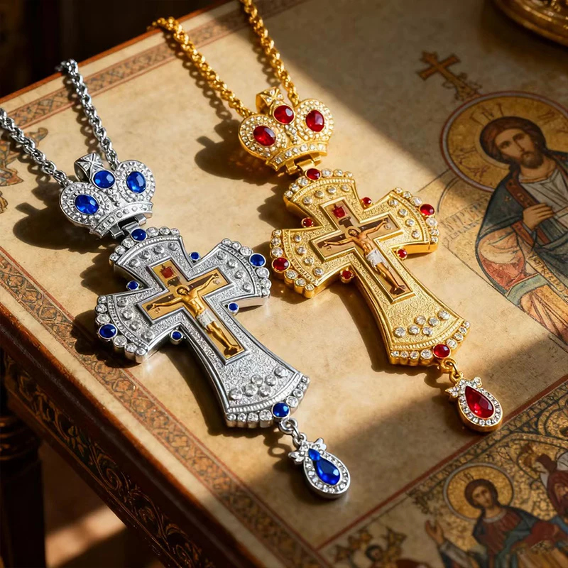 Neues vergoldetes orthodoxes Brustkreuz mit roten Kristallakzenten und Kruzifix-Ikone, hochwertiger liturgischer Schmuck für Priester. – Detail 11