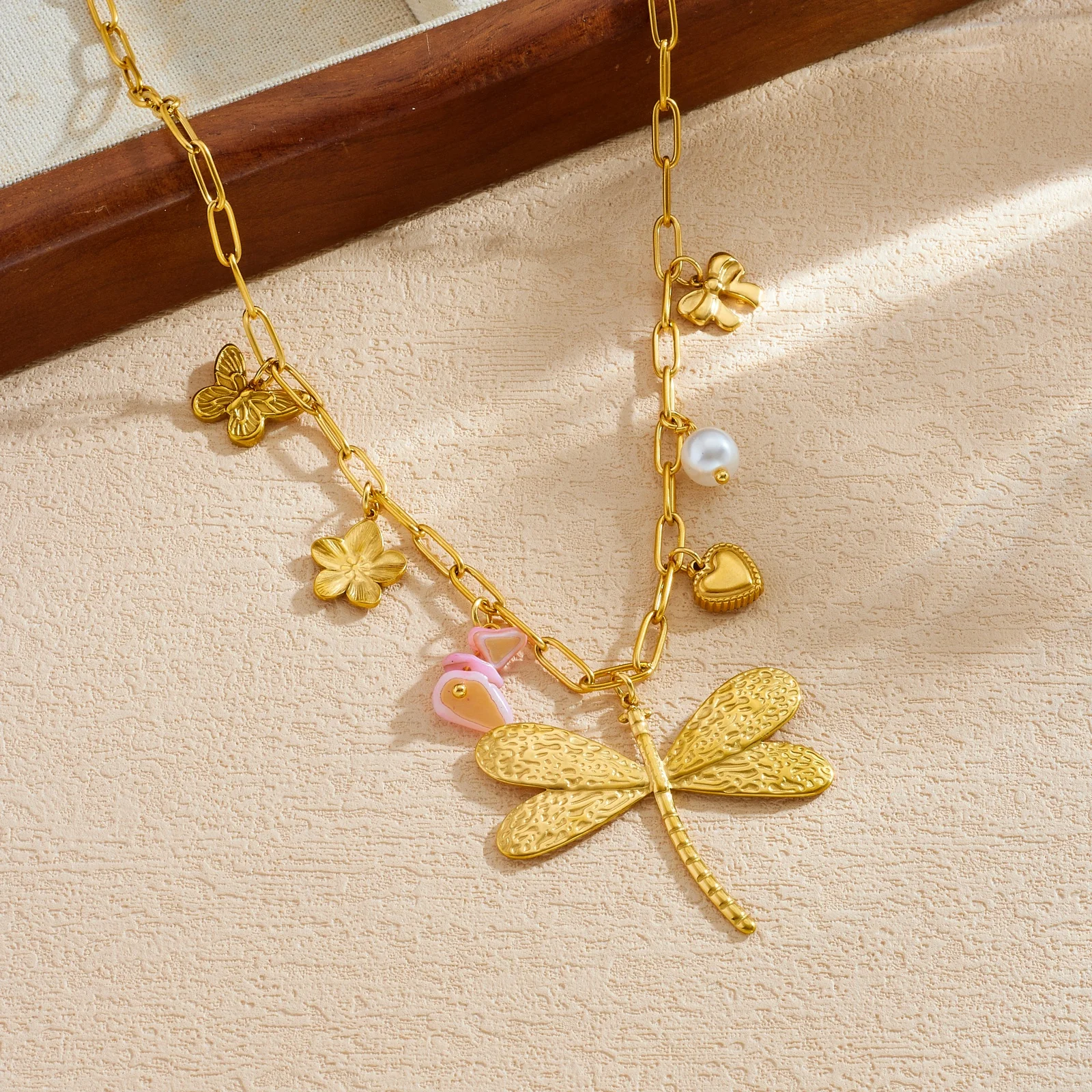Edelstahl Goldene Libelle Blume Schleife Perle Multi-Anhänger Halskette Damen Neue Mode Wasserdichte Halskette