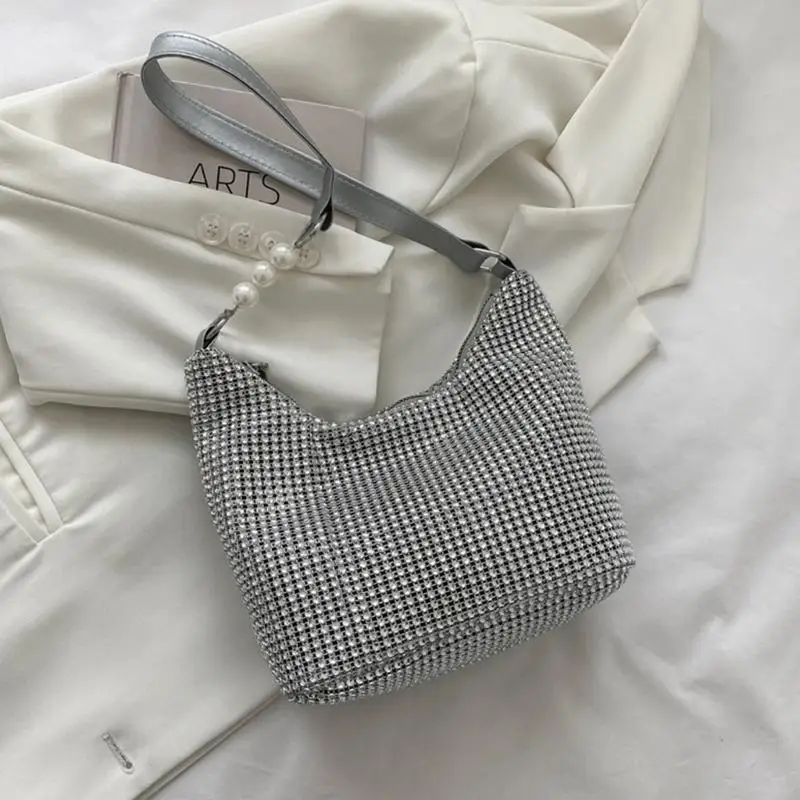 D46D Стоящий на плече на плеч