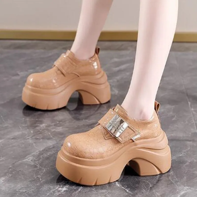 2025 جديد الخريف 9 سنتيمتر عالية الكعب أحذية من الجلد عادية النساء أحذية رياضية مكتنزة مريحة مضخات عالية منصة أحذية مشي امرأة