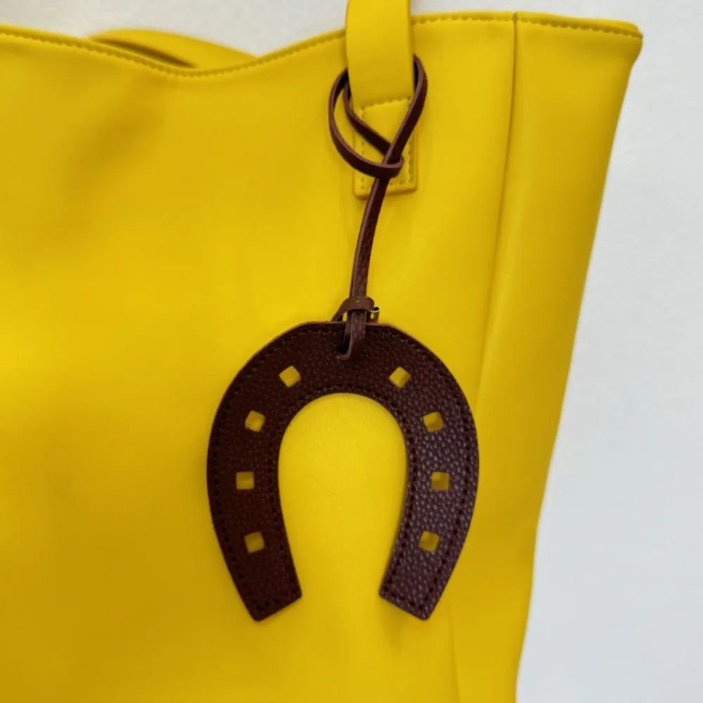 2 قطع لطيف عارضة الحصان حافر قلادة الأزياء بلون مفتاح سلسلة جلدية رائعة محفظة اكسسوارات المدرسة