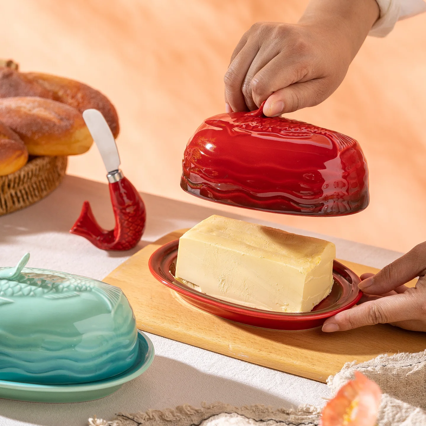 Creativa Mantequera de Cerámica con Forma de Pez, Caja de Almacenamiento a Prueba de Polvo para Queso y Tostadas, Bandeja para Mantequilla con Tapa, Contenedor para el Hogar
