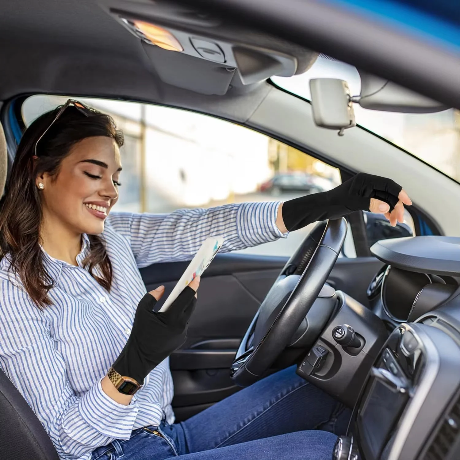 스타일리시하고 다채로운 네일 보호 장갑으로 자외선 차단과 손톱 변색 방지 기능을 제공하며 자외선 차단 기능이 특징입니다.