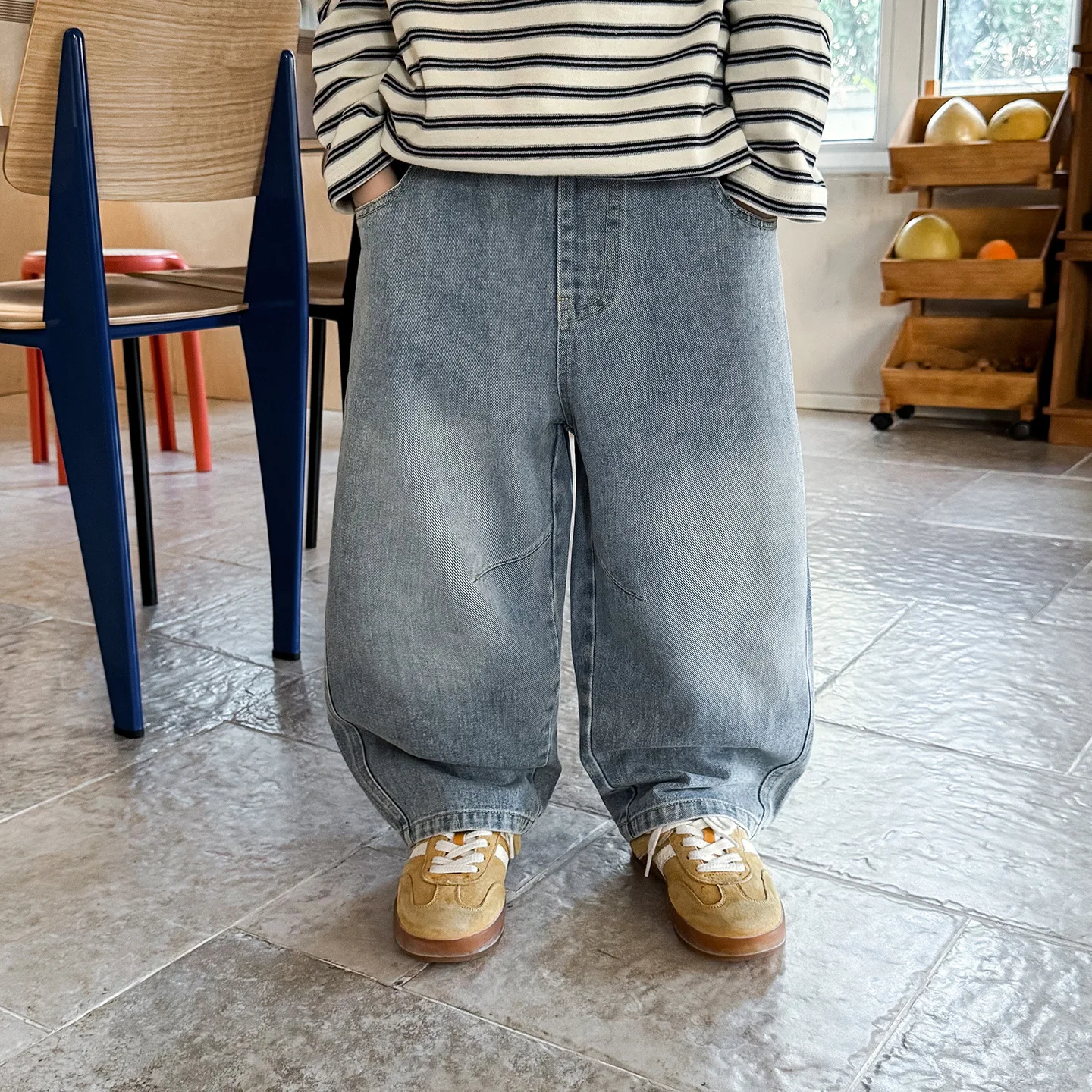 

Детская одежда: Модные, мягкие, удобные, простые и универсальные джинсы для мальчиков. Новинка Весна 2026: однотонные повседневные джинсы в стиле ретро для мальчиков.