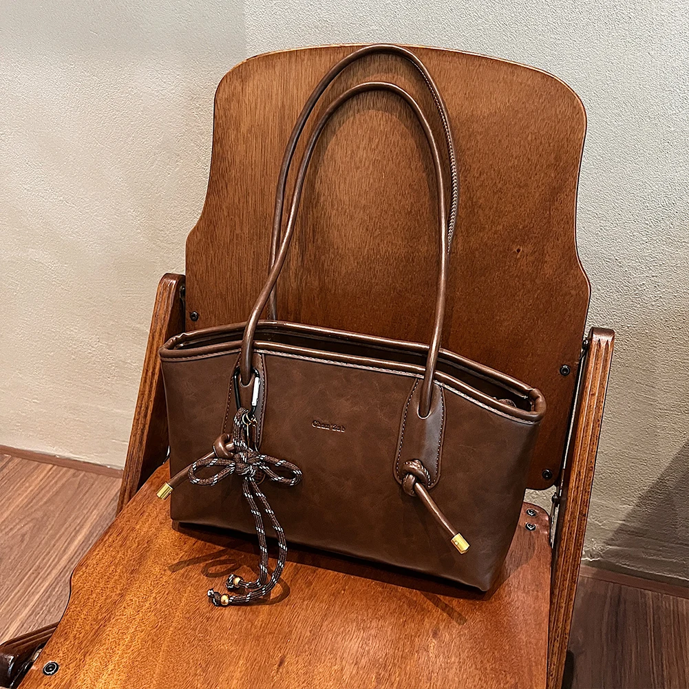 

Женская кожаная сумка через плечо с подвеской, стильная сумка-тоут (коричневая)