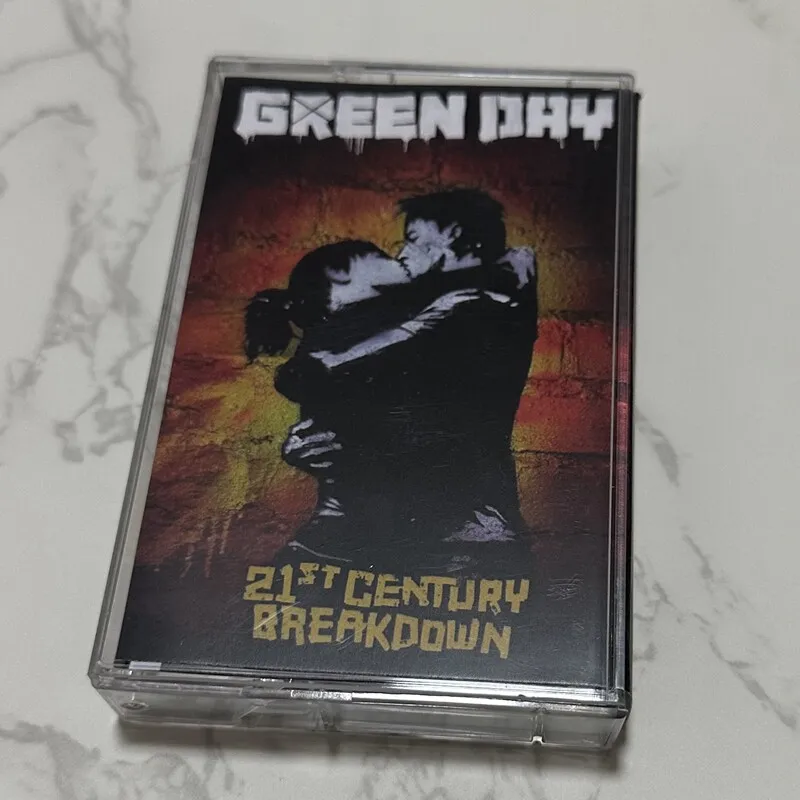 

Green Day 21st Century Breakdown: Панк-рок, поп-панк, ретро-кассета с буклетом текстов песен, коллекционная аудиокассета