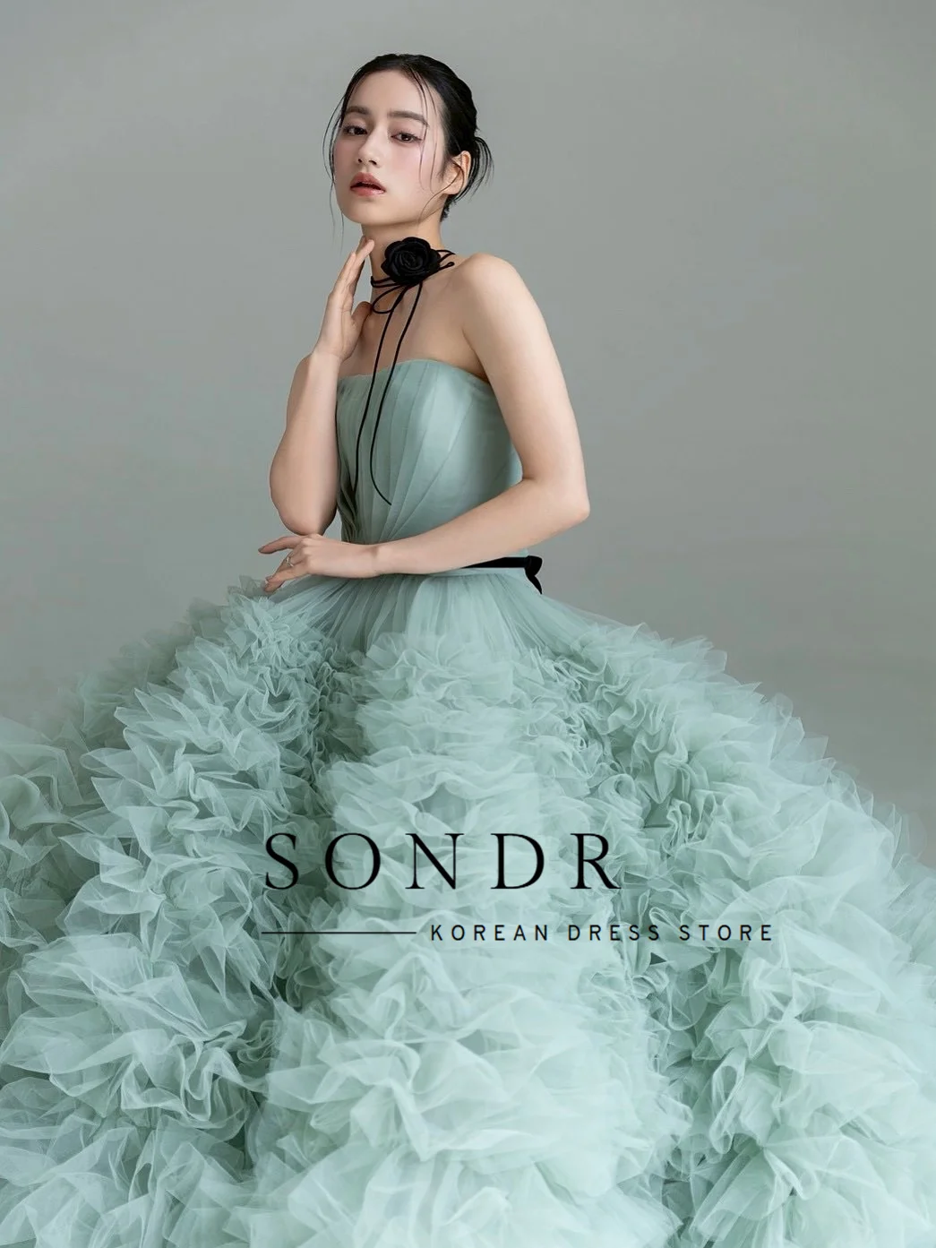 ชุดเดรสงานแต่งงานสไตล์ญี่ปุ่นสีเขียวอ่อนสุดหรูแบบสั่งตัดของ Sondr ชุดเดรสถ่ายรูปทรงเอไลน์ผ้าทูลล์เนื้อนุ่มแบบไร้สายรัด