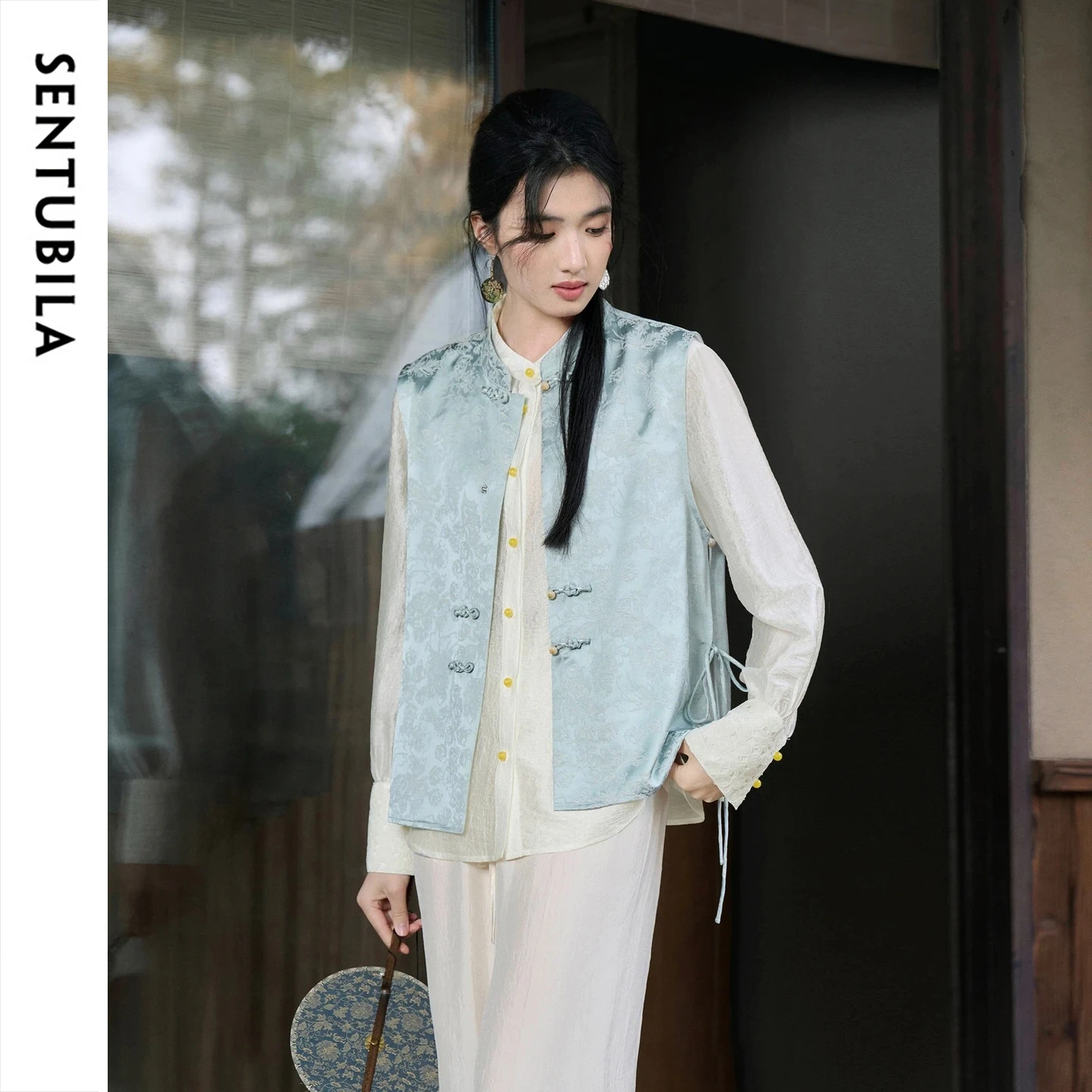 SENTUBILA Women New Chinese Style Jacquard Vest 2026 Spring Stand Collar Frog Buttons Side Tie Sleeveless Waistcoat 161JE4929