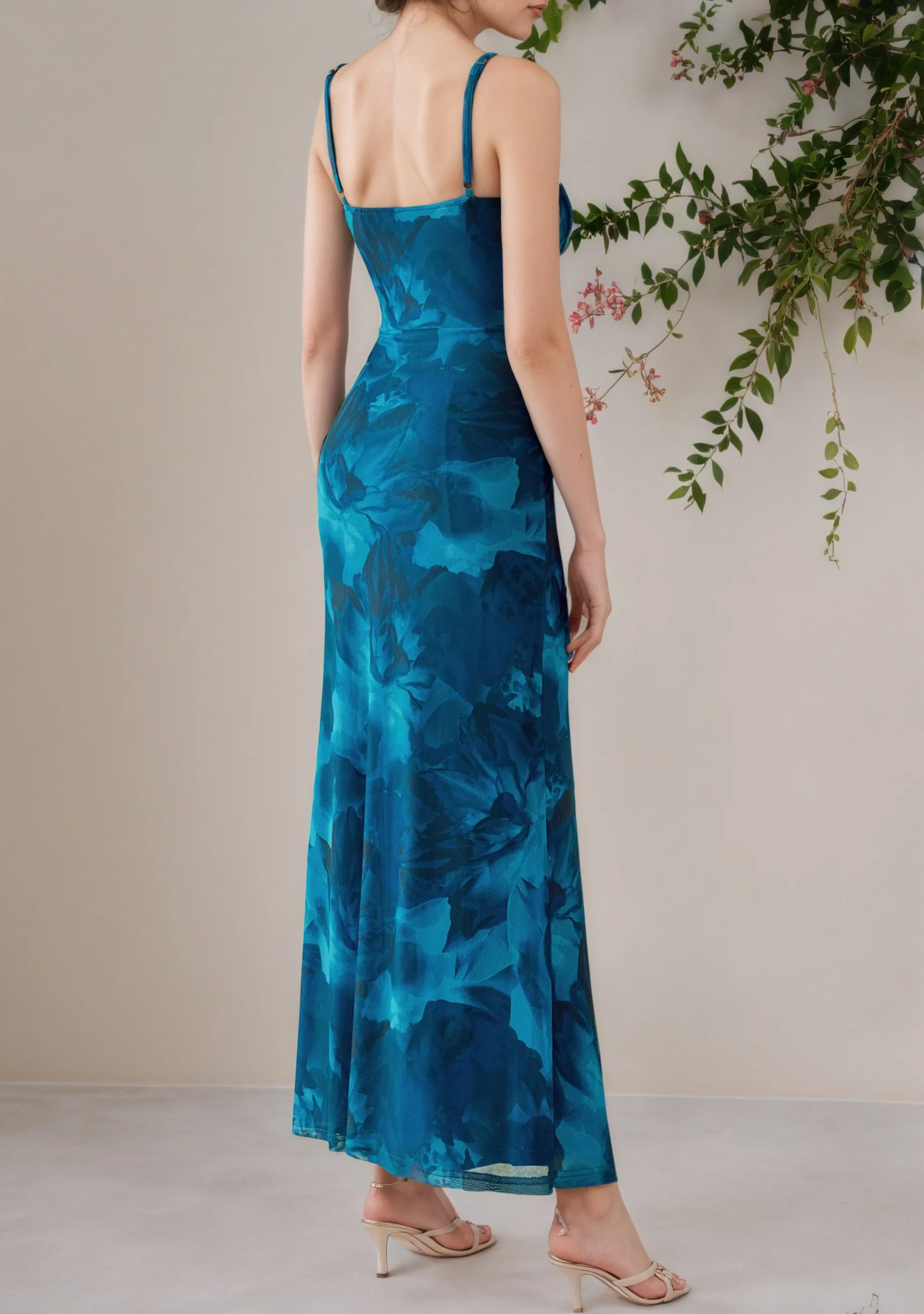 2025, Herbst, langes Damenkleid, ärmellos, plissierter Saum, schmale Passform, Hochzeitsgäste, Hosenträger, langes Kleid, Abendessen, modisches Dressing