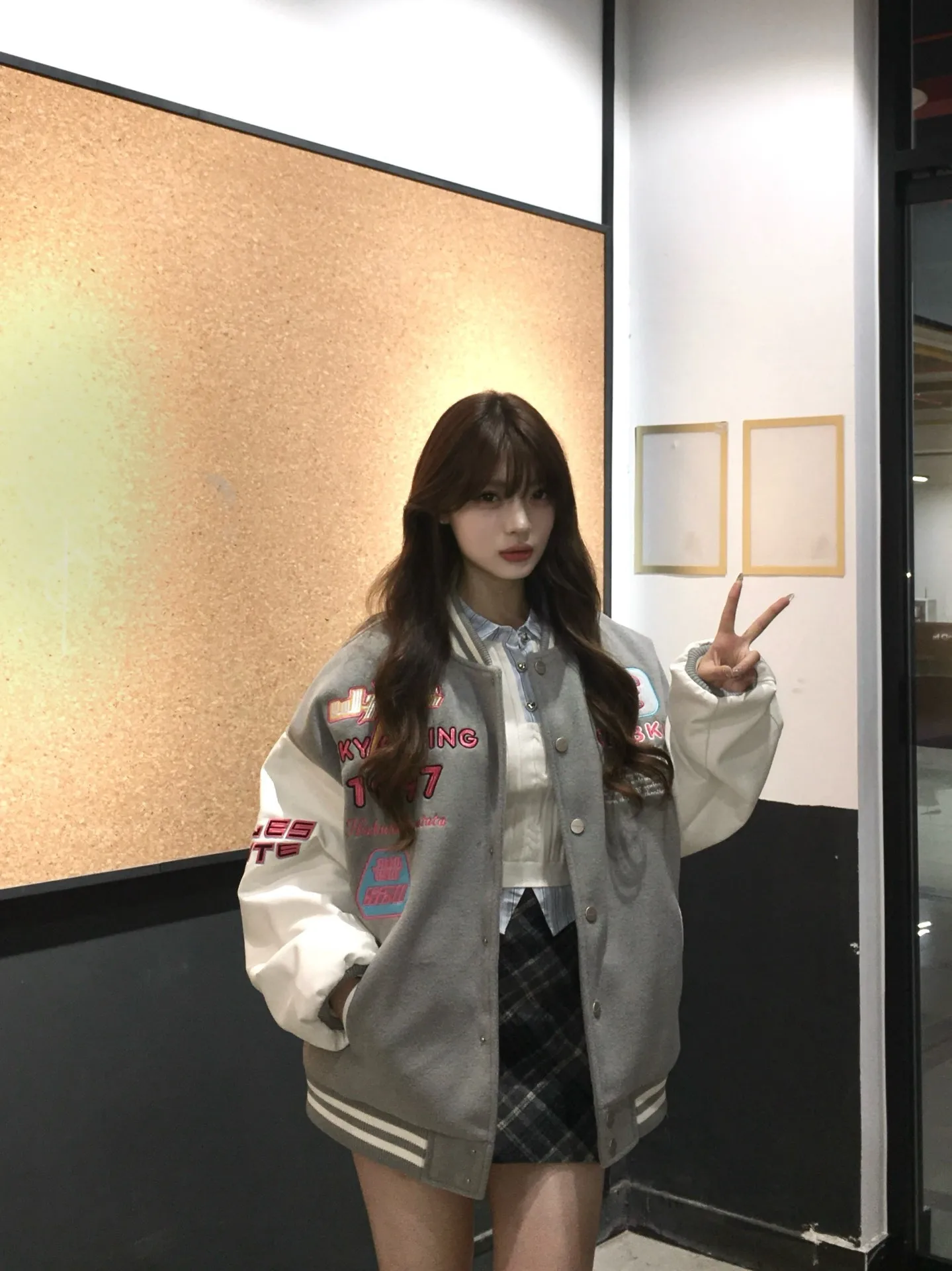 

Бейсбольные куртки Y2K женские осенние с контрастным леопардовым принтом, винтажные, из глянцевого канваса, для тренировок и путешествий, асимметричные, с ребристой отделкой, волнистые, женские