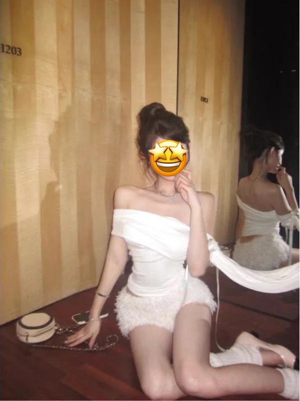 تي شيرت أبيض Sa One-oulder Svel للسيدات لصيف 2025 تصميم جديد Ele للتخسيس ذو ثنيات علوية كورية Sle Commute Fas... #2