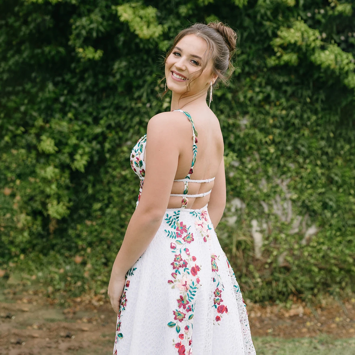 فستان زفاف ملون مطرز بالزهور على شكل حرف V بفتحة عالية مخصص بدون أكمام ماكسي كامل الطول فستان زفاف طويل على شكل زهور برية