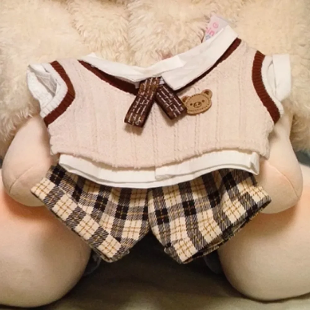 Imagen 6: 1 Juego de uniforme escolar, ropa de muñeca de algodón de 20cm, pantalones cortos a cuadros, chaleco tejido, ropa de muñeca de algodón, Mini atuendo, ropa de muñeca de felpa