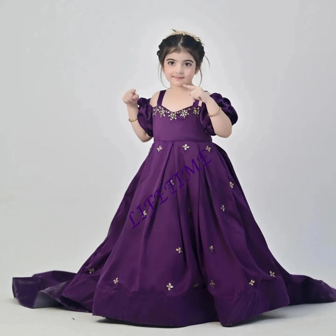 Maßgeschneidertes, maßgeschneidertes lila Blumenmädchenkleid für die Hochzeit, schulterfreies Satin, Kristall, bodenlang, elegante Prinzessin, erste Kommunion