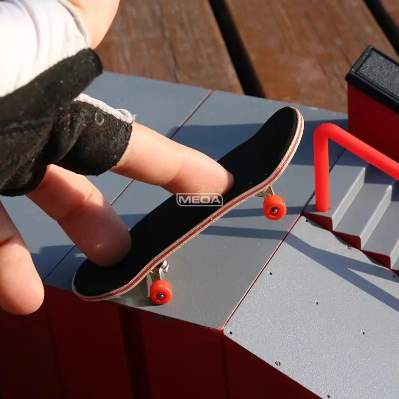 Skateboard con dita in acero in legno divertente Mini tastiera giocattolo professionale per dita alleviare la pressione giocattolo tasca per bambini regalo di compleanno