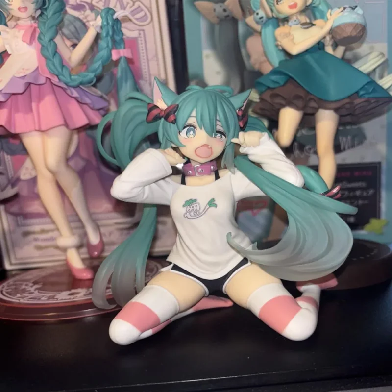 Figuras de Anime de Hatsune Miku, Muñeca con Orejas de Gato en Postura Sentada, Pijama de Manga Corta, Regalo, Figuras Decorativas para Coche, Juguetes