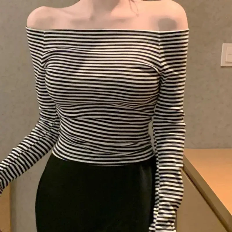 Damska koszulka z długim rękawem w paski z dekoltem typu slash, dopasowana, krótki top bazowy, prosty i uniwersalny, styl Y2k, jesień 2025.