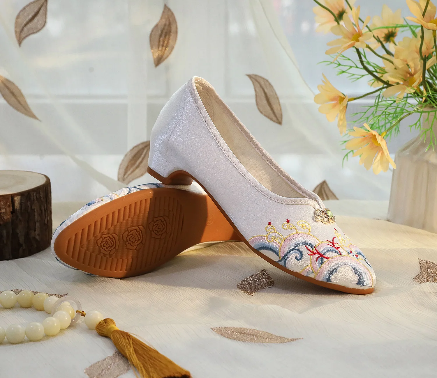 Spring new style old Beijing cloth shoes simple and elegant cheongsam-style single shoes ethnic style embroidered shoes