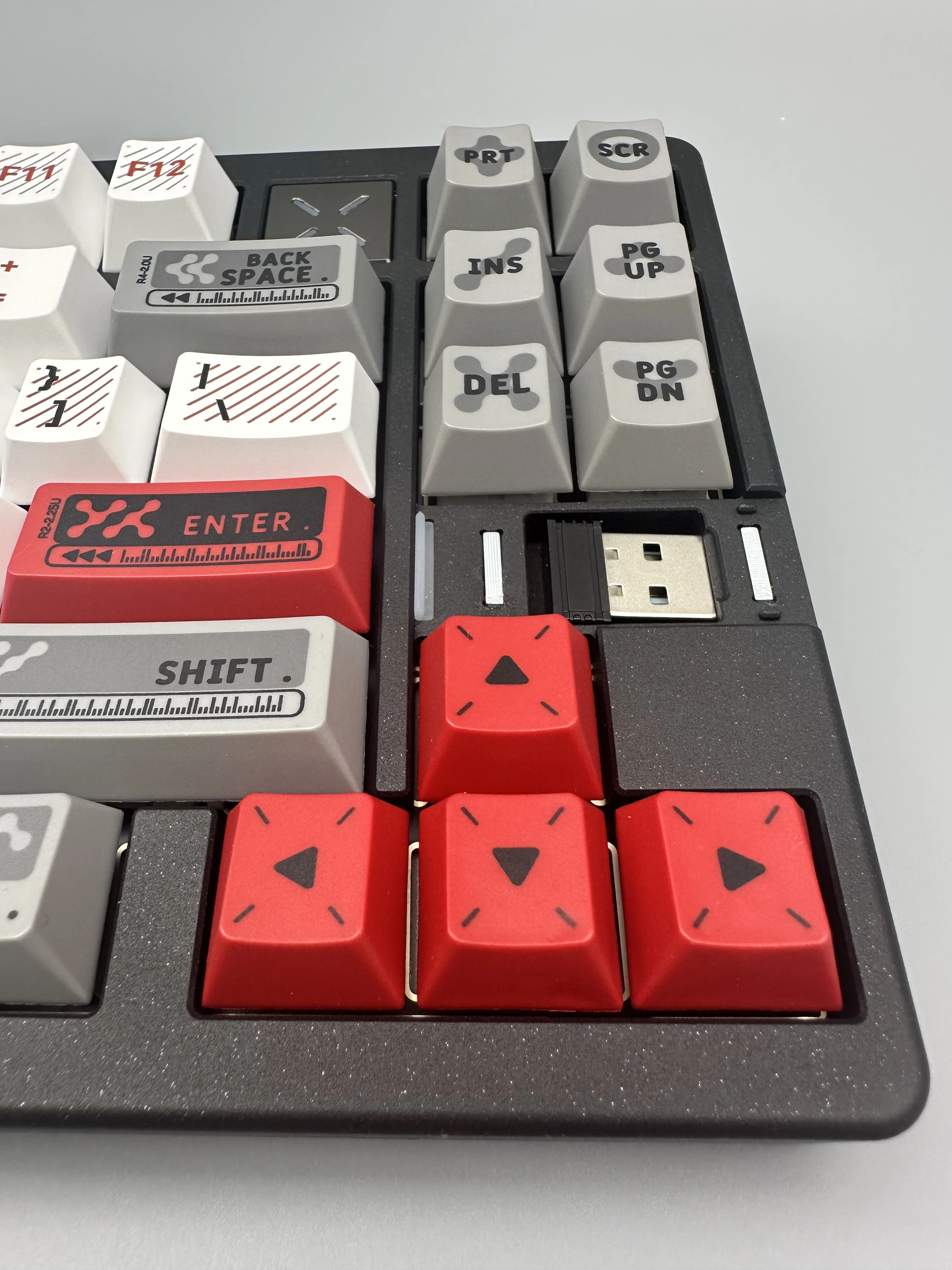 83-Key CNC Keyboard with Dye Sublimated PBT Keycaps Multi-Color 5000mAh Battery Gasket for Gamers