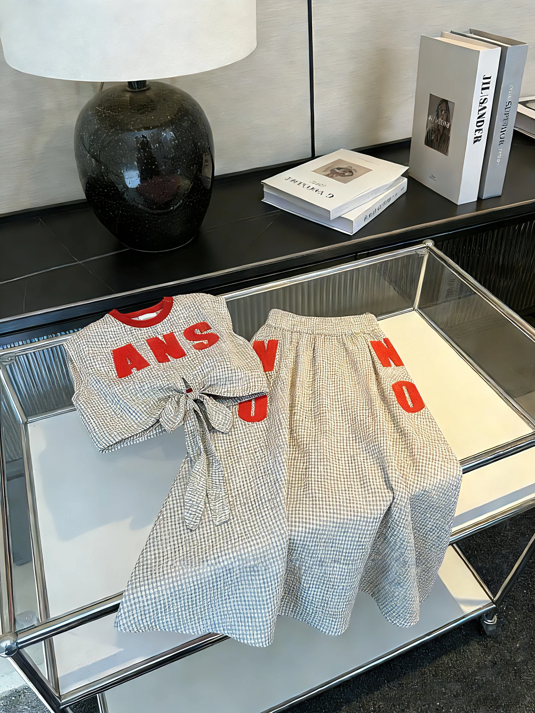 

Модный молодежный комплект в клетку: летний женский комплект из двух предметов — топ-жилет и юбка с цветными буквенными вставками