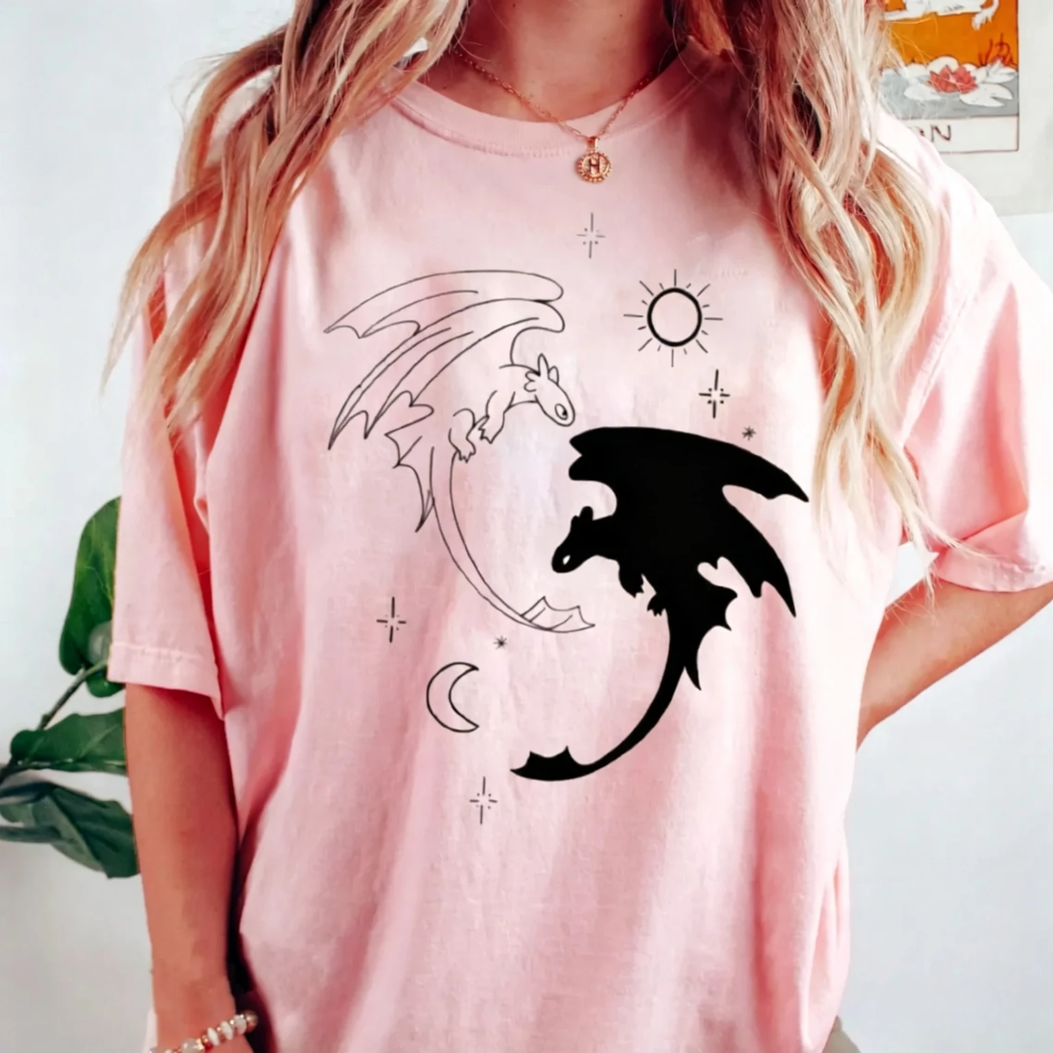 T-Shirt mit Drachen-Yin-Yang-Sonnen-Mond-Sternen-Motiv, minimalistisches Design, „How to Train Your Dragon“, Damen-, Herren- und Kinder-T-Shirt mit kurzen Ärmeln. – Detail 5