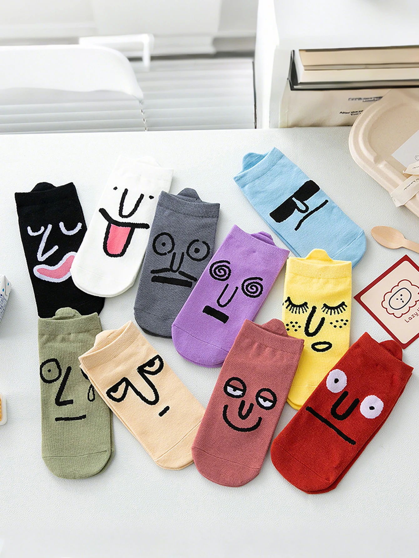 5 أزواج من الجوارب النسائية ذات الشخصية المضحكة التي يتم تحميلها بشكل عشوائي