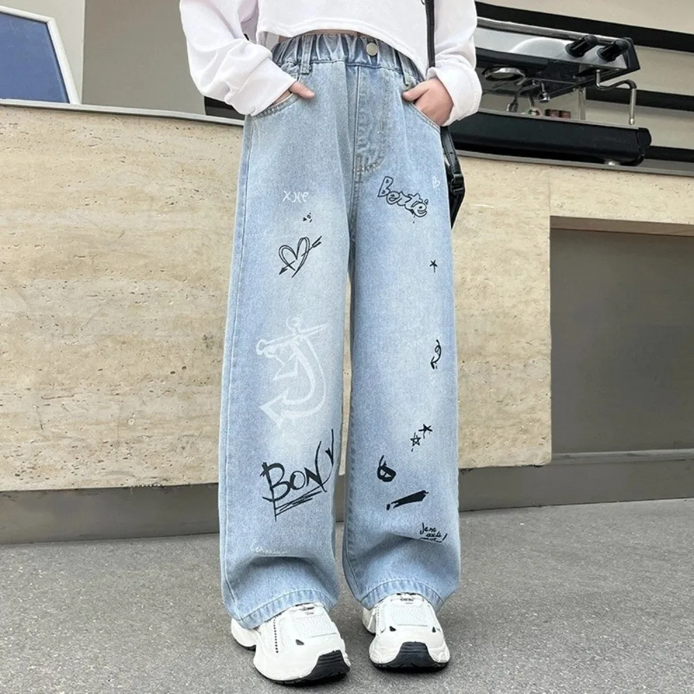 

Мягкие детские джинсы с английскими буквами, прямые свободные синие джинсы для девочек-подростков, джинсовые брюки с высокой талией и граффити для девочек, подарок для девочек