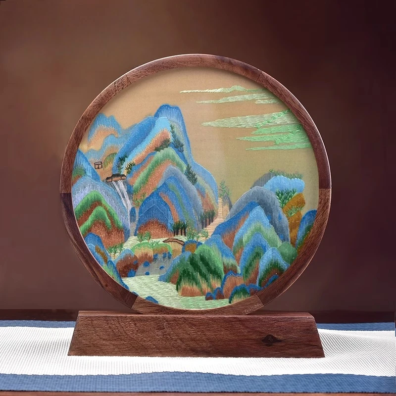 

Double-sided hand-embroidered walnut screen ornament with Chinese style characteristics commemorative gift