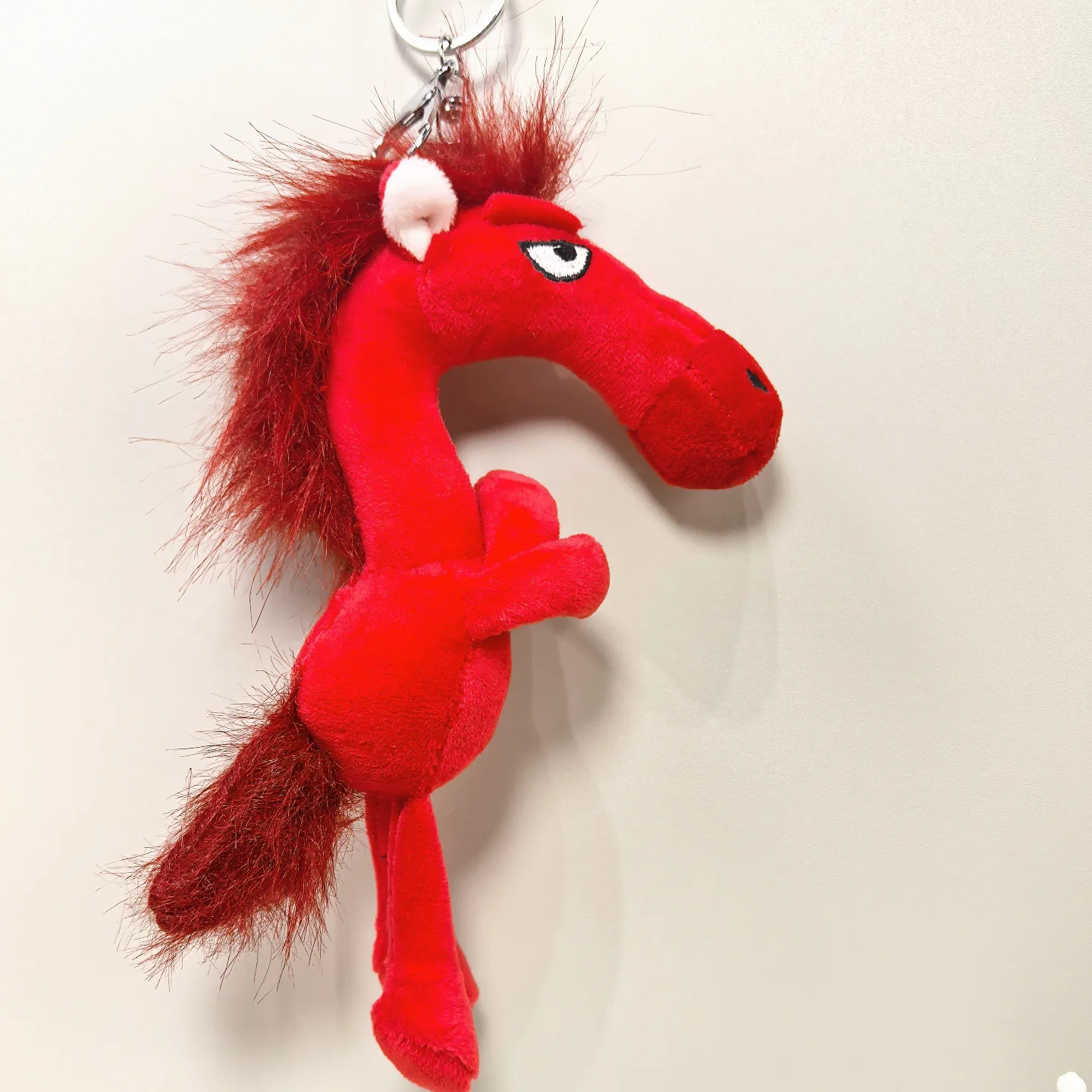 Breloczek Pluszowy Czarny Koń z Kreskówki 2026 Maskotka Roku Końskiego Pluszowy Kucyk Zabawka Zawieszka do Plecaka Prezent