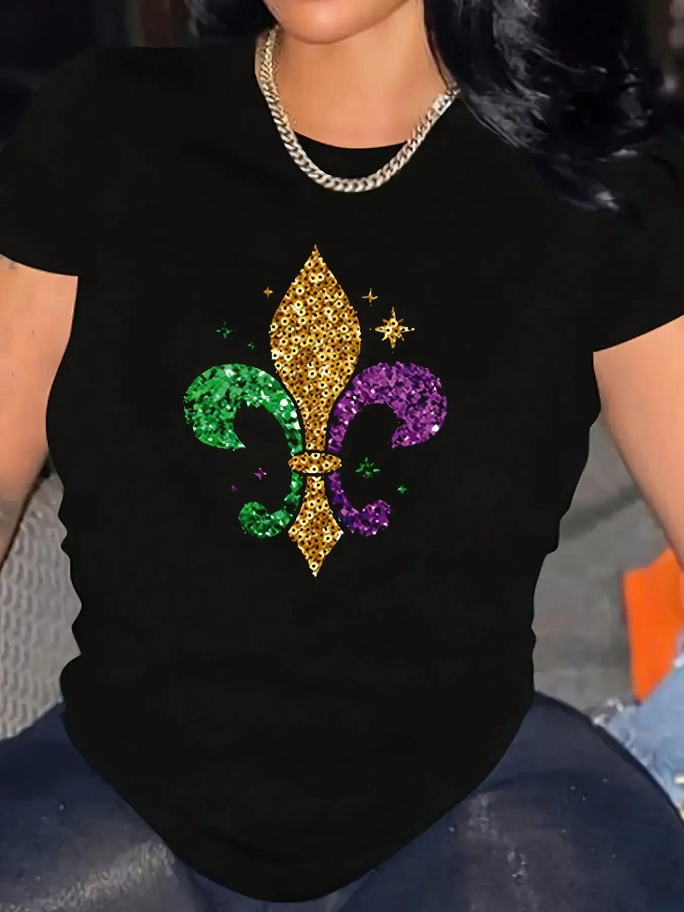 

Женская футболка с принтом Mardi Gras FleurDeLis, блестящий зеленый, золотисто-фиолетовый дизайн, удобная с круглым вырезом и короткими рукавами