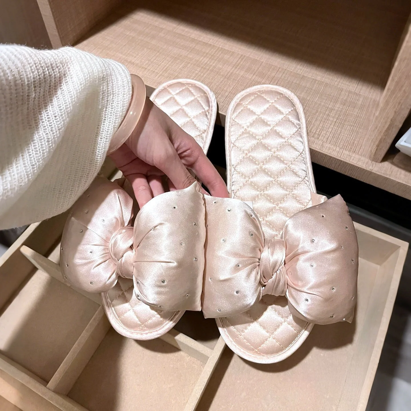 

Wedding Slippers Silk Satin Morning Robe Design Bridal Maids Summer Celebration Anti-Slip Slippers Home Comfortable