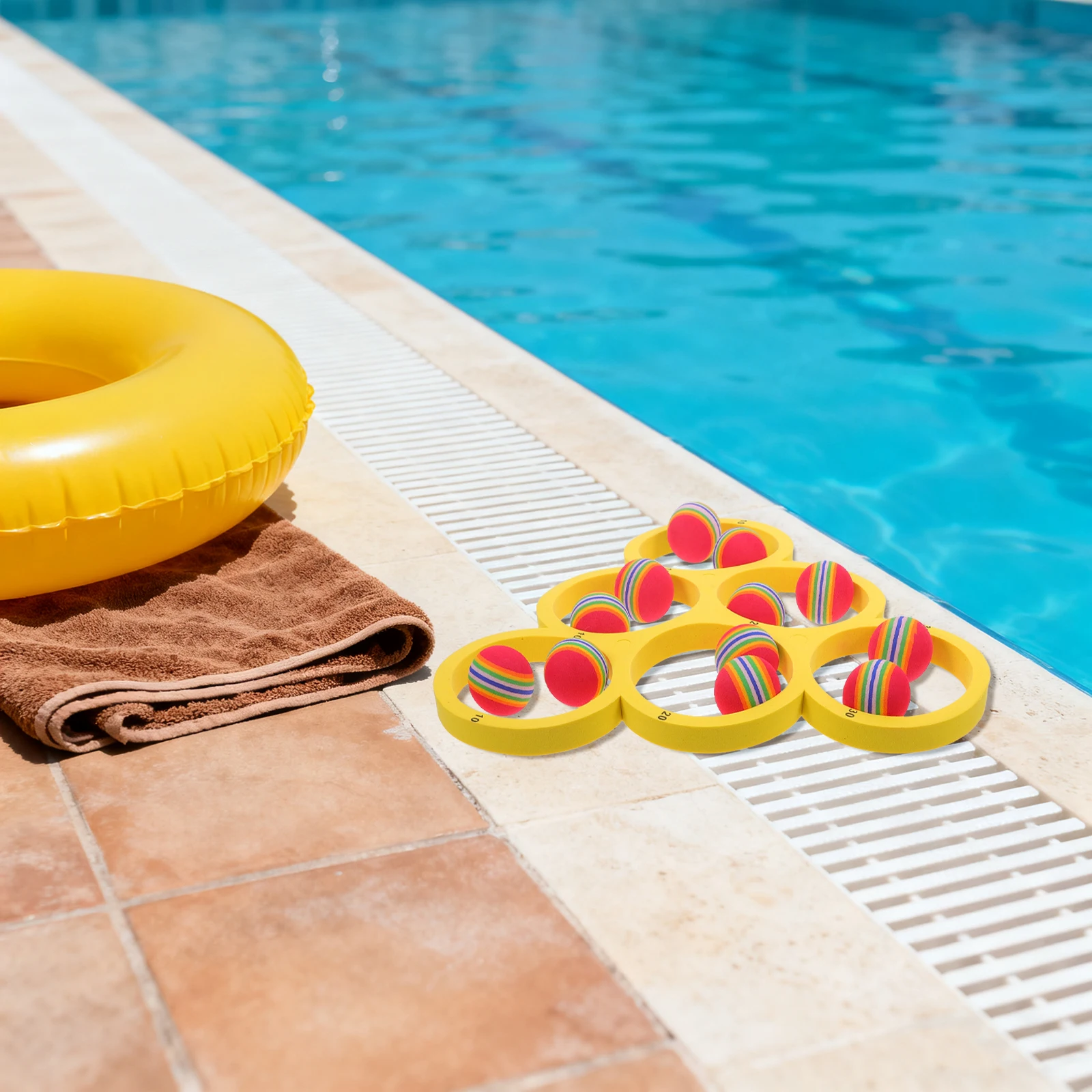 Zestaw do gry w rzucanie kółkami Eva z 12 pływającymi kółkami do basenu, sportów rodzinnych, gier wodnych na świeżym powietrzu z oznaczeniami punktacji.