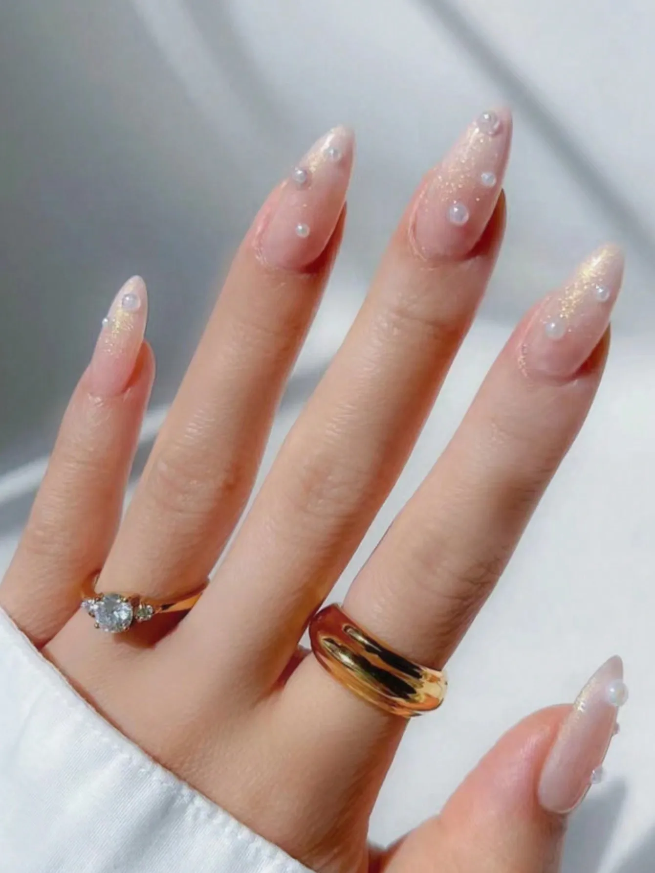 골든 글리터 그라데이션과 입체적인 펄 글리터가 돋보이는 순수 핸드메이드 아몬드 모양 네일 10개, 다에 어울리는