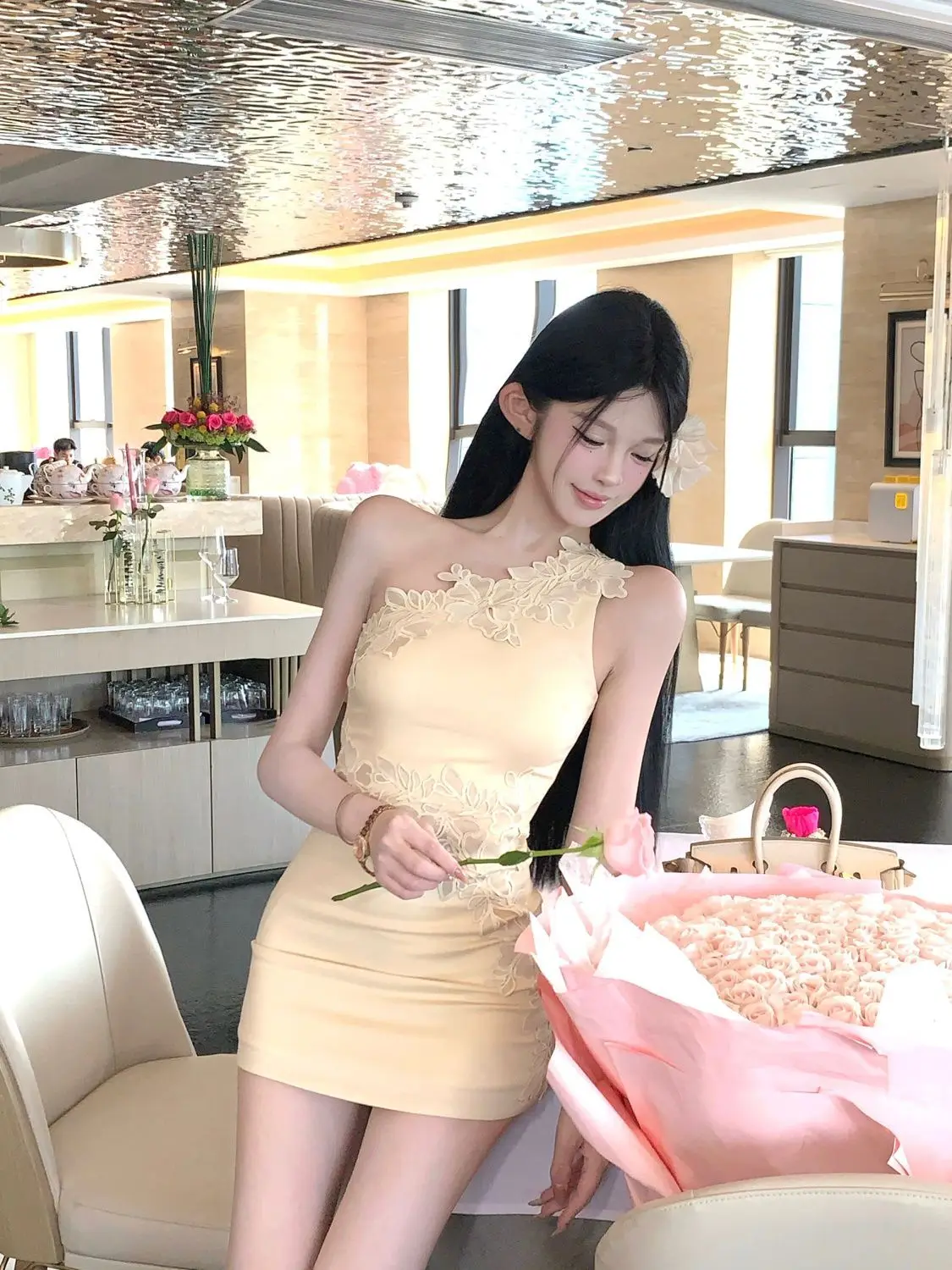 2025 nova elegância mini vestidos de luxo pesado amarelo bordado assimétrico ombro vestido verão elegante envoltório bodycon saias