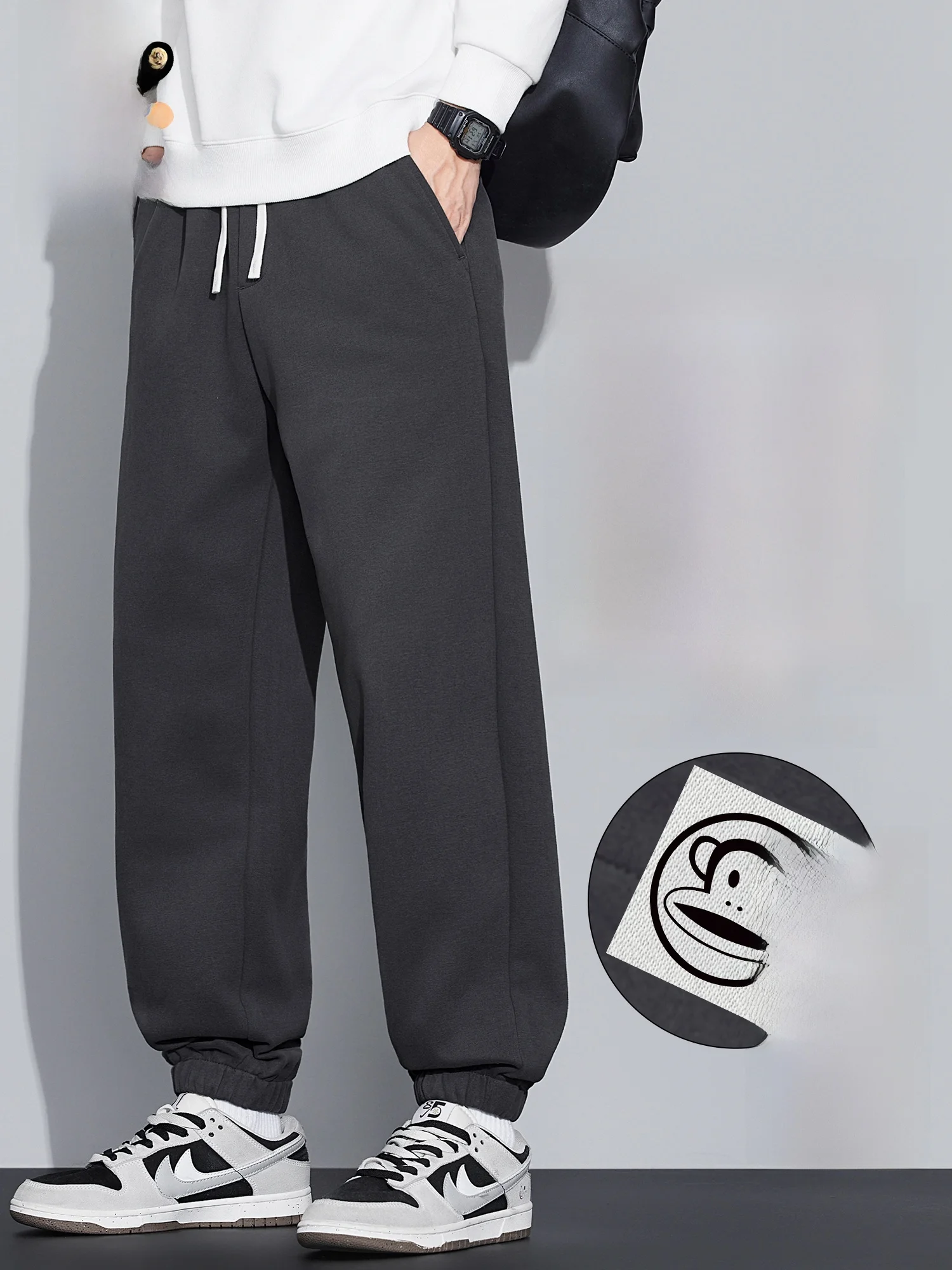 

Мужские спортивные брюки Paul Frank: комфортные, на флисовой подкладке, повседневные, в американском стиле, свободного кроя, из трикотажной смеси хлопка и полиэстера.