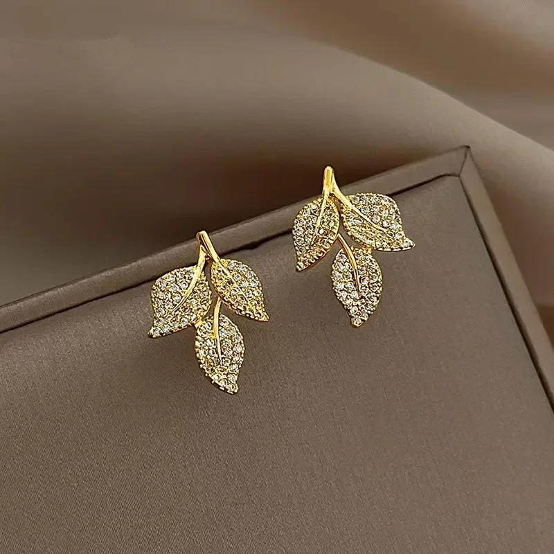 

2024 Dazzling Gold Color Leaf Stud Earrings for Women Sparkling Crystal Cubic Zirconia Partysu Style Fashion Jewelry