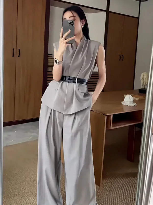 

Модный женский комплект из двух предметов: укороченный топ без рукавов и брюки с широкими штанинами, свободный крой, V-образный вырез, лето 2025