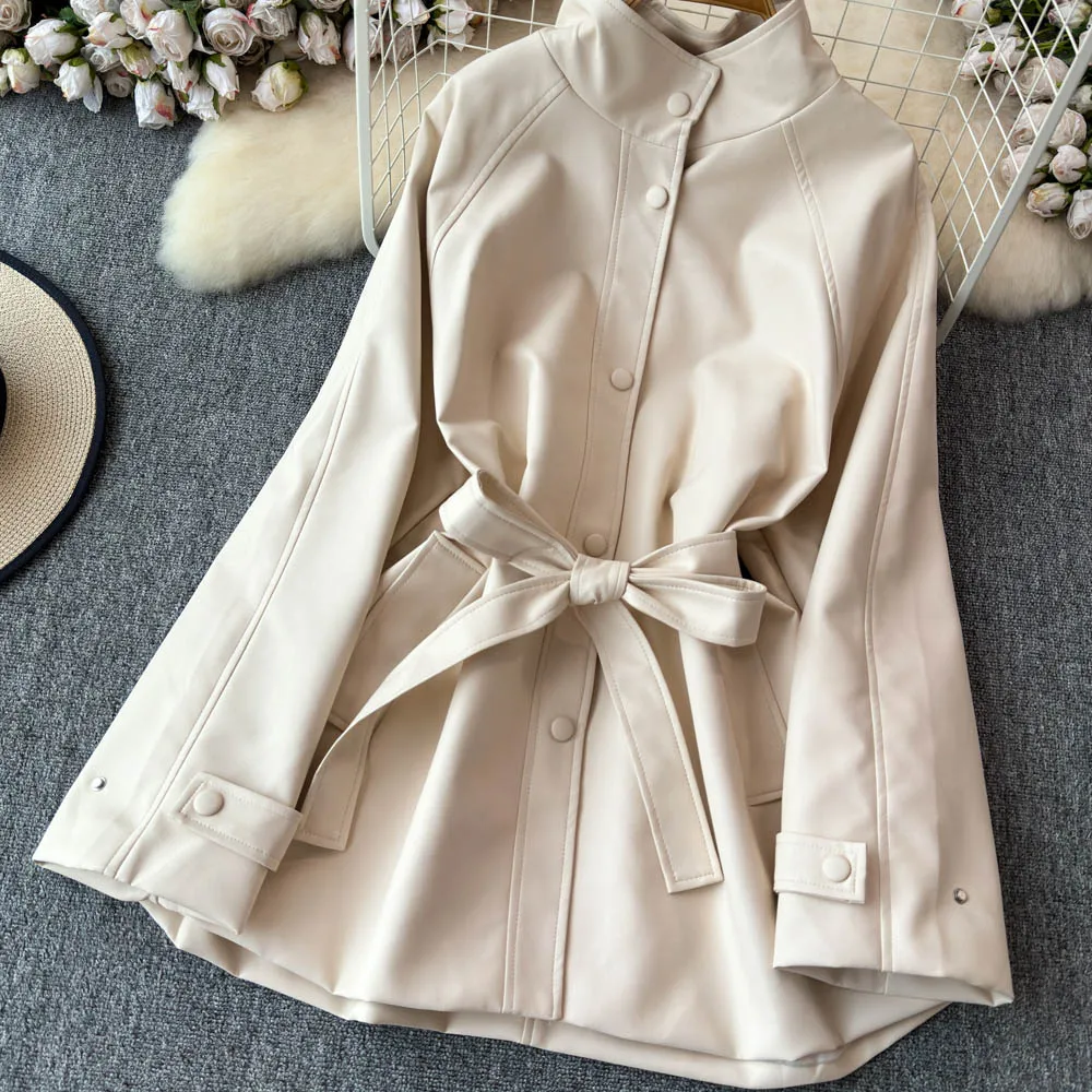 Clothland 女性スタイリッシュな PU レザージャケットルーズスタイル長袖サッシュスタンドカラー トレンチコート Mujer CB175