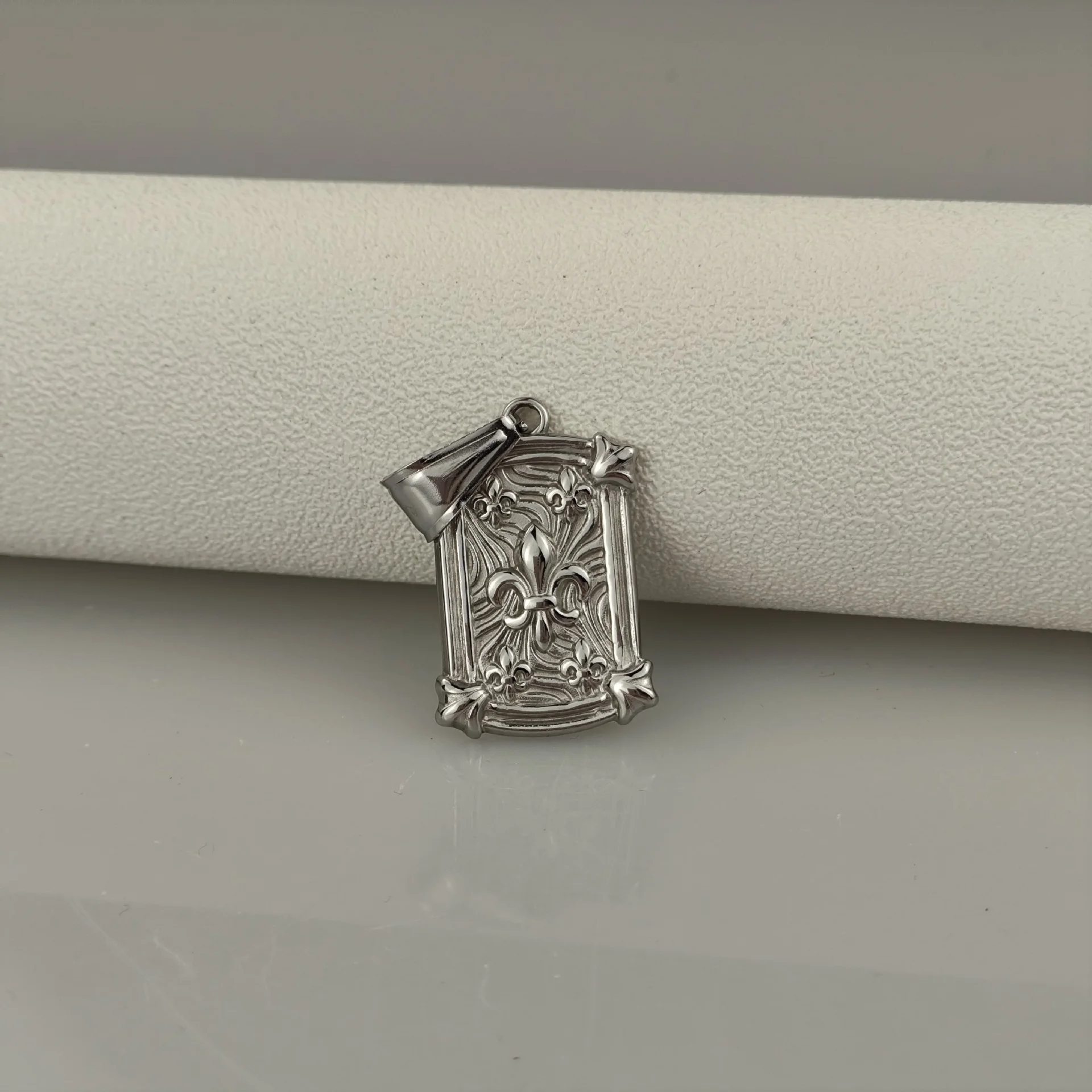 316L Stainless Steel Fleur De Lis Square Pendant Vintage Embossed Floral Charm Men Hip Hop Streetwear Necklace Jewelry Gift