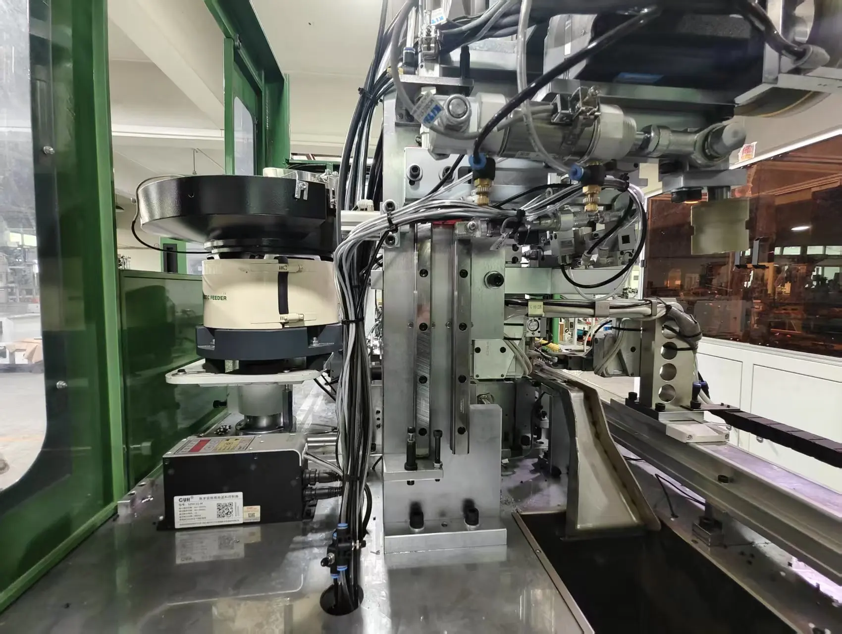 La macchina per la produzione di cerniere metalliche automatiche a tre funzioni include il montaggio del cursore Caratteristiche di arresto superiore e taglio Componente motore centrale