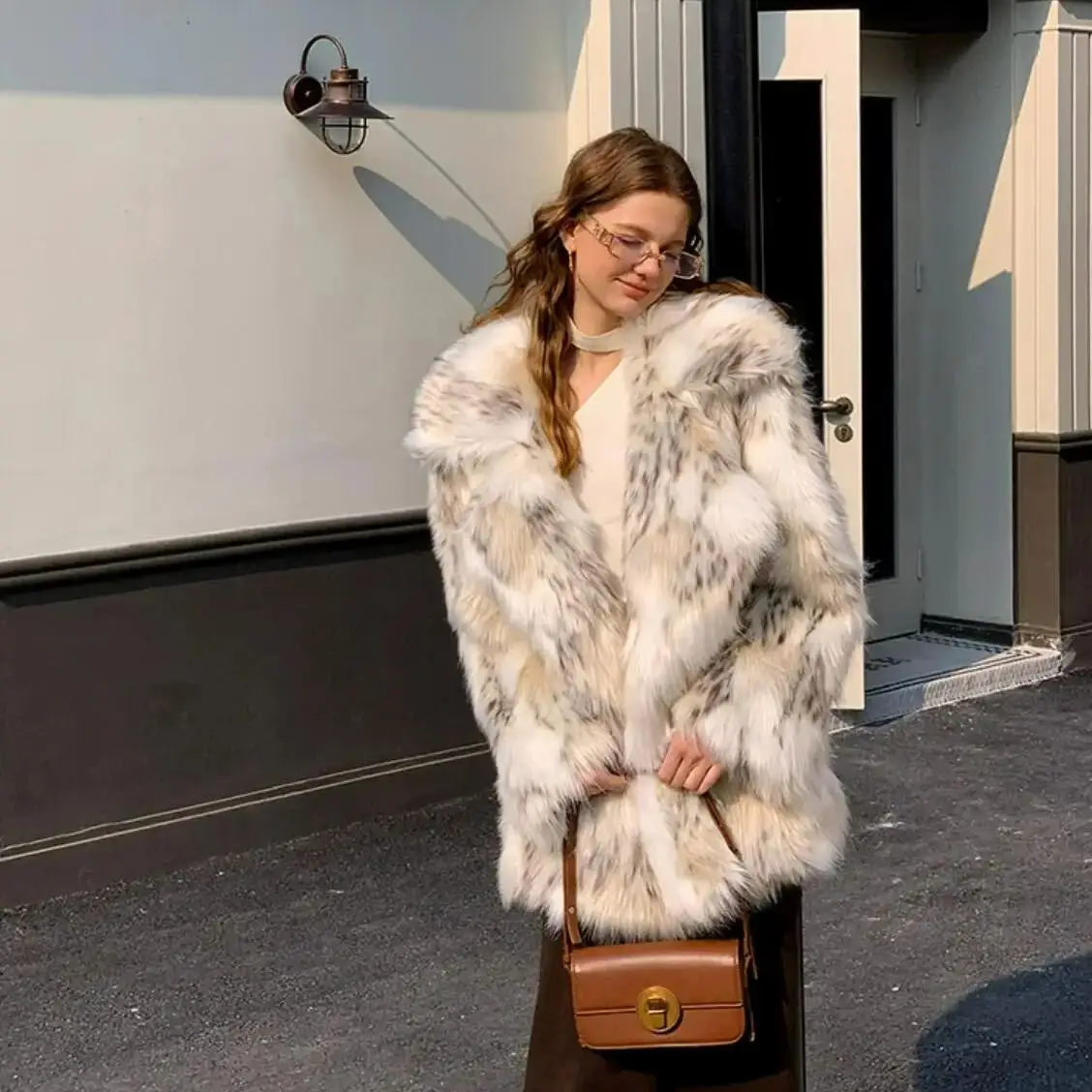 Damski płaszcz zimowy wysokiej jakości z kontrastowymi końcówkami, dużym kołnierzem, futrem, długim rękawem, ciepły, puszysty, z imitacji futra, luźny płaszcz wierzchni, 2025
