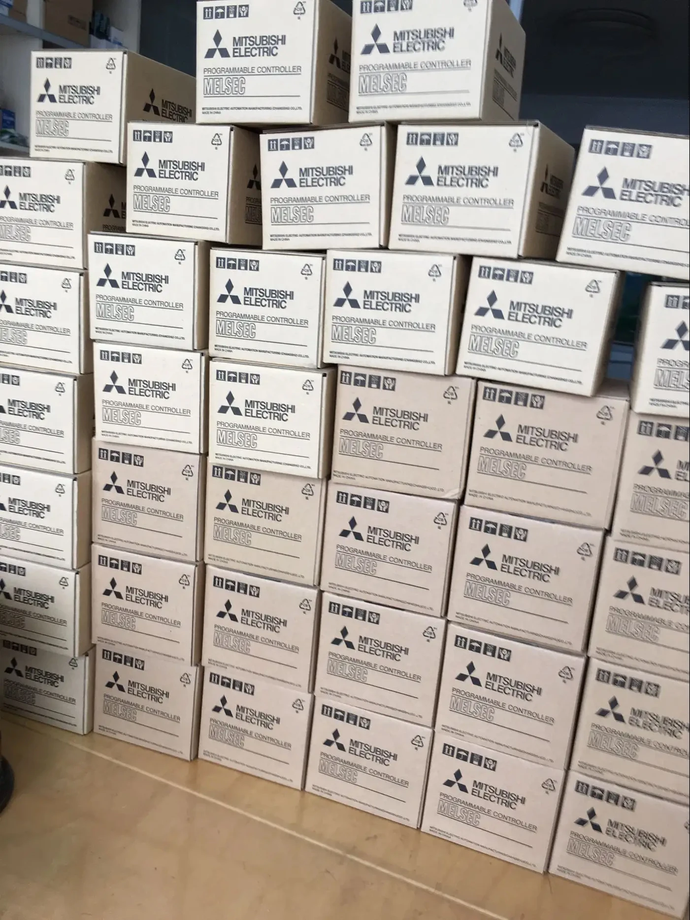 Новый оригинальный контроллер PLC