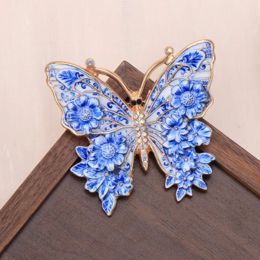Broschen im chinesischen Stil mit blau-weißem Porzellanmuster für Männer und Frauen, mit Insekten-, Tier-, Pflanzen- und Blumenmotiven.