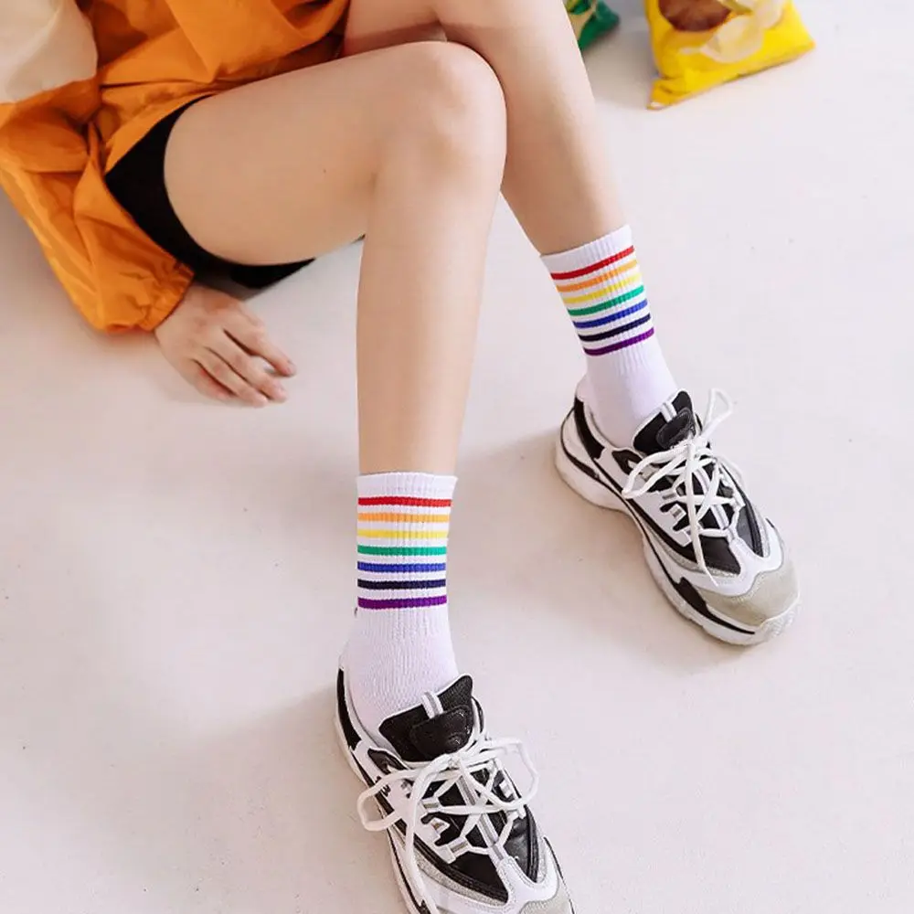 العصرية الفريدة المرأة قوس قزح الشارع الشهير مخطط أنبوب جورب الأوسط أنبوب جوارب قطنية النساء الجوارب #2