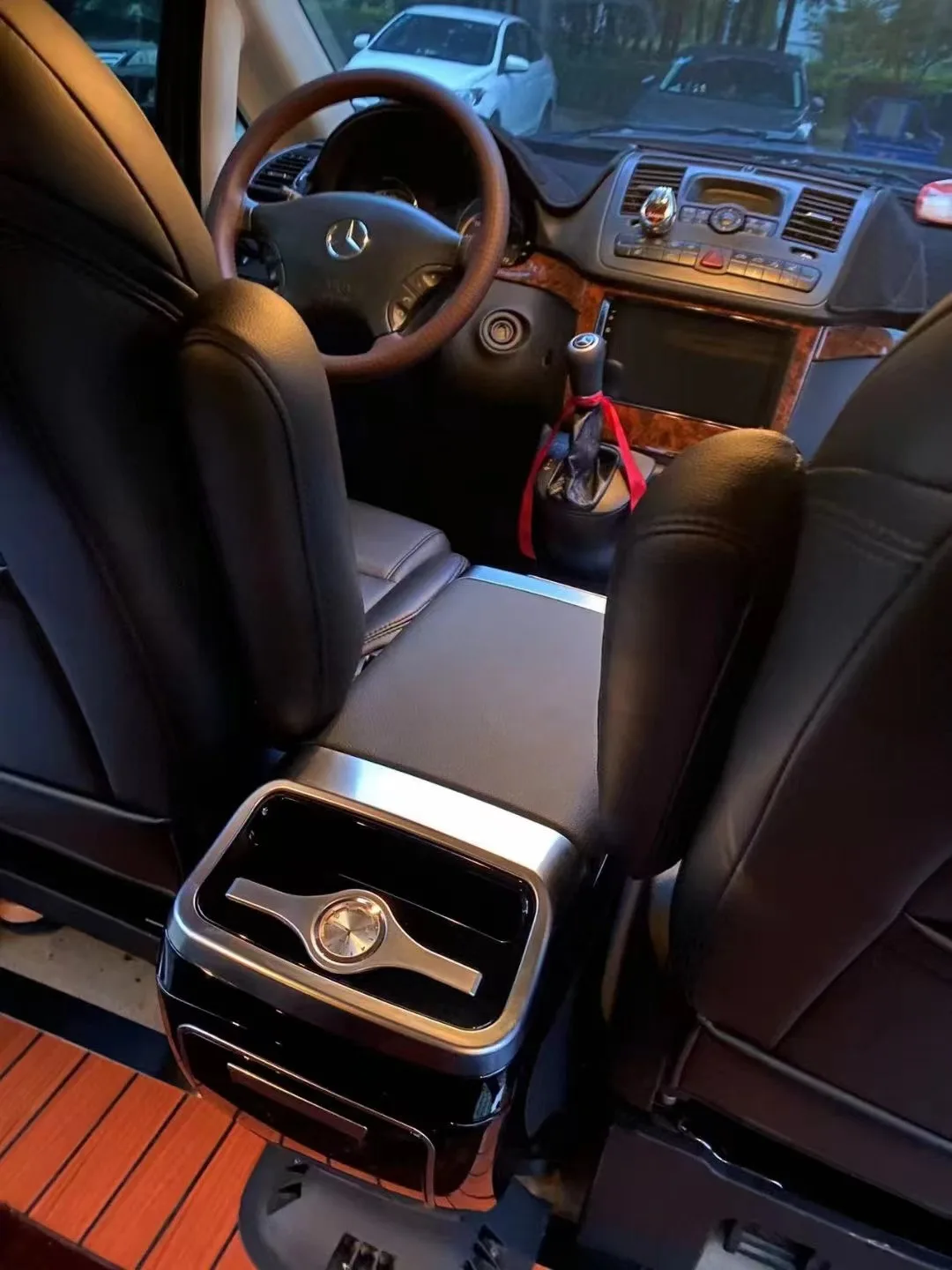 Für Vito V-Klasse Old Viano Upgrade mit kabelloser Aufladung Armlehne Aufbewahrung Kühlschrank Atmosphäre Licht Getränkehalter