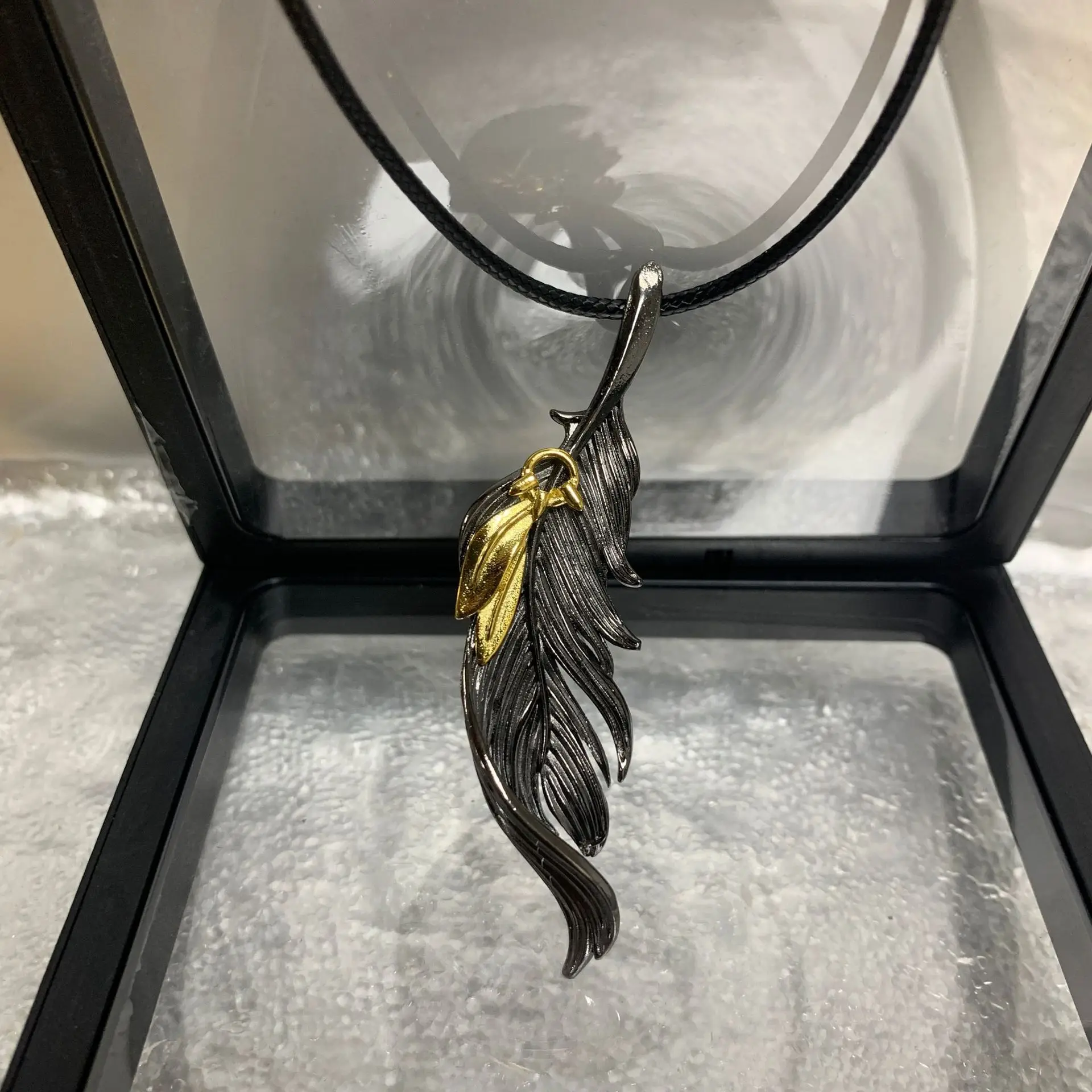 

Black Gold Feather Necklace Men's Gold Pendant Luxury High Sense Design Niche Ins Black Retro