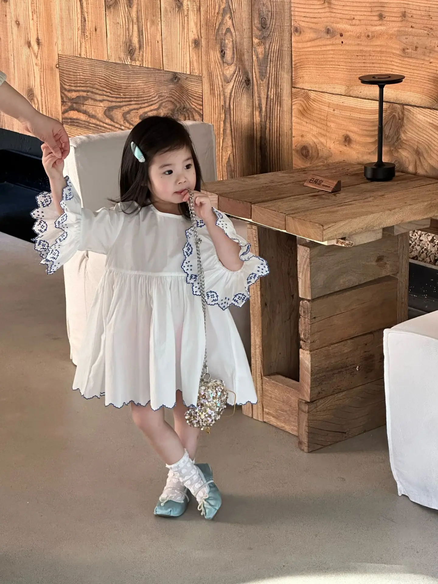 

Новое весеннее платье-блузка с расклешенными рукавами для девочек, модные праздничные платья для принцесс, размеры 2-7 лет