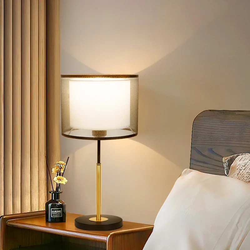 

Настольная лампа, лампа для спальни, прикроватная лампа премиум-класса, современный минималистичный дизайн для дома, теплая и креативная атмосфера для свадебного декора.