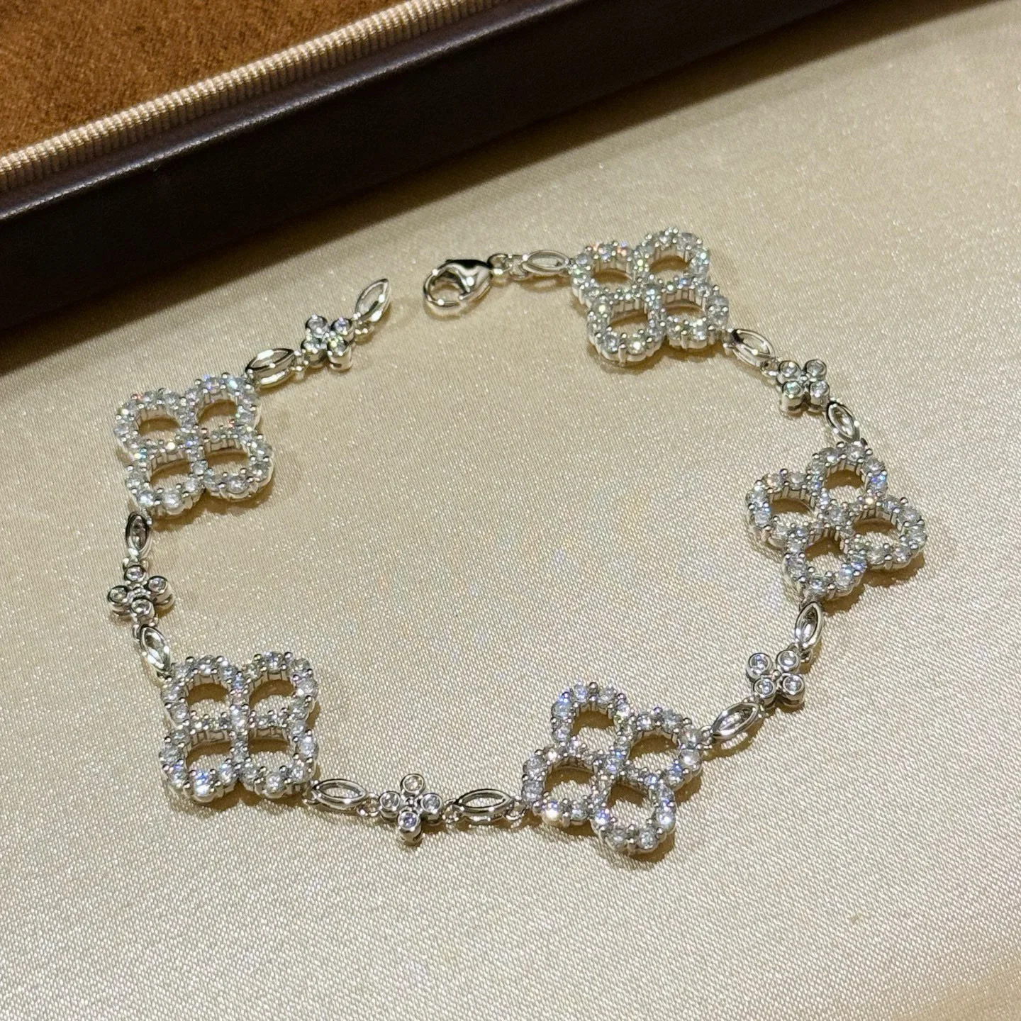 

Браслет из 100% стерлингового серебра 925 пробы с цирконием AAA и 5 цветками для женщин, ювелирные изделия